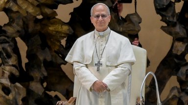 Papst Leo XIV. trifft die Presse in der Halle Paul VI. am 12. Mai 2025.