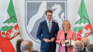 Ministerpräsident Hendrik Wüst verleiht den Verdienstorden des Landes Nordrhein-Westfalen an Sabine Leutheusser-Schnarrenberger.