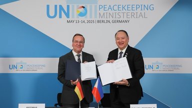 Foto: Der deutsche Bundesminister der Verteidigung, Boris Pistorius (links) und der philippinische Verteidigungsminister Gilberto Teodoro Jr. posieren mit der soeben unterzeichneten Vereinbarung. [Philippine Department of National Defense]