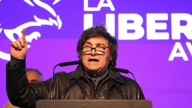 Der argentinische Präsident Javier Milei spricht nach Schließung der Wahllokale bei den Provinzwahlen in La Plata, Argentinien