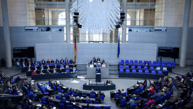 Lars Klingbeil (SPD, M), Bundesminister der Finanzen, spricht in der 26. Plenarsitzung der 21. Legislaturperiode im Deutschen Bundestag.
