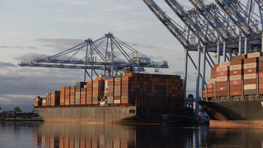 El sol sale sobre los buques portacontenedores anclados en un puerto de Estados Unidos.