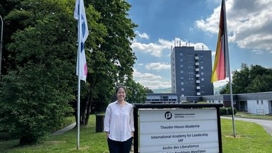 Wartawan Tempo, Lani Diana, di kompleks Gedung Theodor Heuss Akademie, Gummersbach, Jerman, pada Kamis, 3 Juli 2025. Dokumentasi: peserta IAF 2025. 