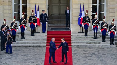 Der scheidende französische Premierminister François Bayrou und der neu ernannte Premierminister Sébastien Lecornu während der Amtsübergabe im Hôtel de Matignon in Paris.
