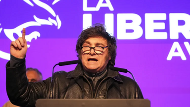 El presidente argentino, Javier Milei, habla tras el cierre de las urnas en las elecciones provinciales en La Plata, Argentina.