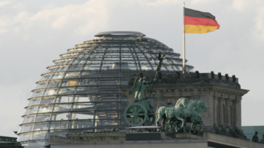 Viergespann auf dem Brandenburger Tor und Kuppel des Reichstags, Berlin.