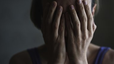 Gewalt gegen Frauen entsteht aus Machtstrukturen, falschen Männlichkeitsbildern und Schweigen. Institutionelles Versagen und Täter Opfer Umkehr zeigen, wie dringend Rechtsstaat und Gesellschaft handeln müssen.