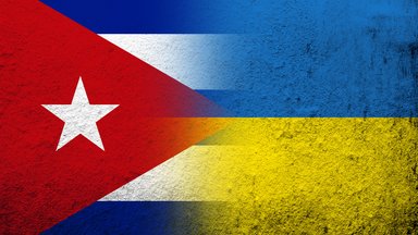 Die Nationalflagge der Republik Kuba mit der Nationalflagge der Ukraine