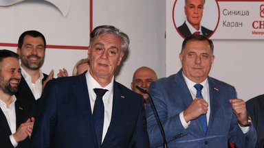 Sinisa Karan (vorne links), der vom ehemaligen pro-russischen Führer Milorad Dodik (rechts) unterstützt wird, spricht nach seinem Sieg bei den vorgezogenen Präsidentschaftswahlen in der Republika Srpska vor den Medien.