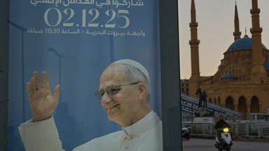 Eine Plakatwand zeigt ein Bild von Papst Leo XIV. vor seinem bevorstehenden Besuch im Libanon in der Innenstadt von Beirut.