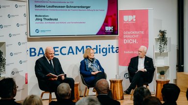 v.l.: Jörg Thadeusz, Moderator; Sabine Leutheusser-Schnarrenberger Bundesministerin a.D., Stellvertretende Vorstandsvorsitzende der Friedrich-Naumann-Stiftung für die Freiheit und Wolfgang Kubicki, Stellvertretender Bundesvorsitzender der FDP.