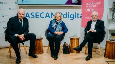 v.l.: Jörg Thadeusz, Moderator; Sabine Leutheusser-Schnarrenberger Bundesministerin a.D., Stellvertretende Vorstandsvorsitzende der Friedrich-Naumann-Stiftung für die Freiheit und Wolfgang Kubicki, Stellvertretender Bundesvorsitzender der FDP.