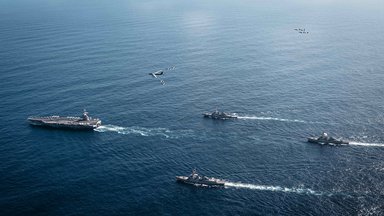 Luftaufnahme des Flugzeugträgers USS Gerald R. Ford über dem Karibischen Meer. 