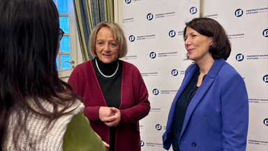 Sabine Leutheusser-Schnarrenberger und Daniela Schmitt im Gespräch während der Veranstaltung "Frauen in Verantwortung".