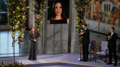  Die Tochter der Friedensnobelpreisträgerin, Ana Corina Sosa, nimmt den Preis während der Verleihungszeremonie im Rathaus von Oslo im Namen ihrer Mutter entgegen. 