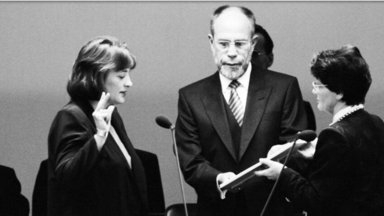 Bundestagspräsidentin Prof. Dr. Rita Süssmuth (rechts) vereidigt die neue Justizministerin Sabine Leutheusser-Schnarrenberger (links)