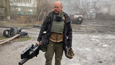 Jonas Oehman in Avdiivka (Ukraine) Lithuanian-made drone rifle.