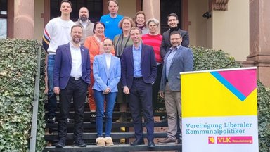 Gruppenfoto der Teilnehmenden der Veranstaltung „Freiheit gestalten: Kommunalpolitik für Brandenburgs Zukunft“ in Potsdam.