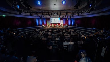 Spitzenrunde in der Arena des Tempodroms