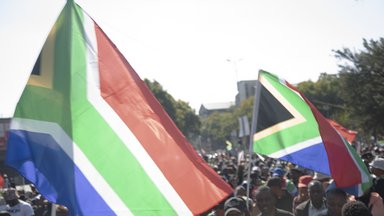 Südafrikanische Flagge bei einer Demonstration