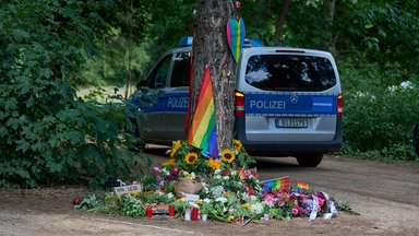 Im Berliner Tiergarten liegen Blumen und Beileidsbekundungen an einem der Tatorte im Berliner Tiergarten, zwei Tage nach dem Anschlag auf die Feiern des 48. Berliner Christopher Street Day.