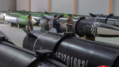 Kim Jong Un bei der Inspektion einer neuen Raketenproduktionslinie