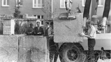 Das Aufstellen von Betonblöcken 1961