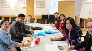 Diskusi kelompok dalam seminar