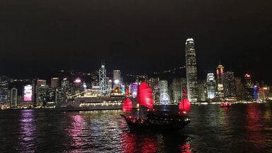 Die Skyline von Hongkong bei Nacht