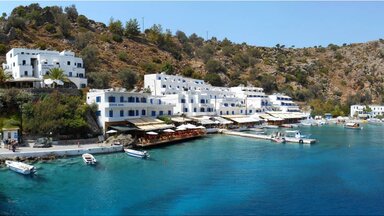 Die Hotels in Loutro sind nur mit dem Schiff zu erreichen. Eine Straßenanbindung gibt es nicht.