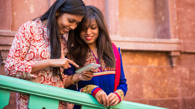 zwei Frauen am Handy