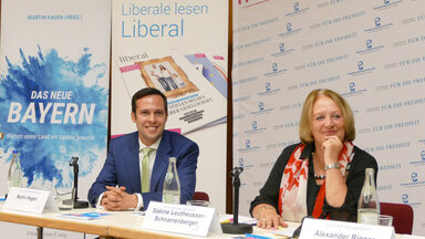 Sabine Leutheusser-Schnarrenberger, Bundesjustizministerin a.D., und Martin Hagen, Herausgeber des Buches "Das neue Bayern"