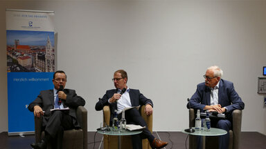 Prof. Dr. Henri Ménudier, Universität Sorbonne, Stephan Sohr, Chefredakteur der Nürnberger Zeitung und Günter Gloser, Staatsminister für Europa a.D.