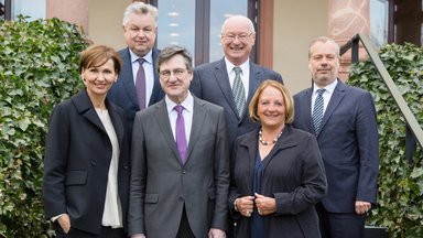 Neuer Vorstand, v.l.n.r. Bettina Stark-Watzinger MdB, Michael Georg Link MdB, Karl-Heinz Paqué, Manfred Richter, Sabine Leutheusser-Schnarrenberger und Hauptgeschäftsführer Steffen Saebisch.