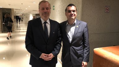 Steffen Saebisch, Hauptgeschäftsführer der Stiftung für die Freiheit, mit dem mexikanischen Abgeordneten Jorge Triana.