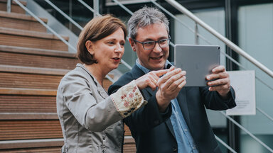 NRW-Ministerin Yvonne Gebauer und Gymnasiallehrer Frajo Ligmann machen ein Selfie