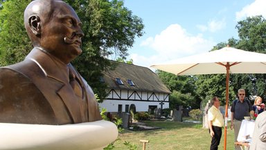 Neue Büste Friedrich Naumanns und das alte Pfarrhaus, in dem er 1860 geboren wurde.