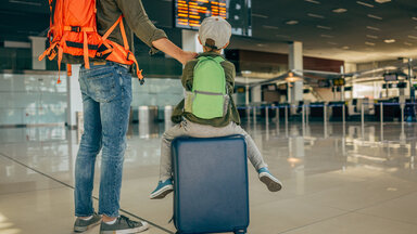 Vater und Sohn am Flughafen