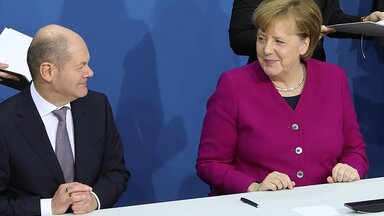 Olaf Scholz und Angela Merkel: Komplott gegen die Jugend?