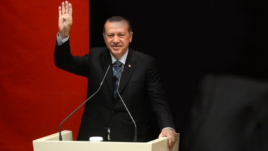 Erdogan hebt die Hand zur Vereidigung