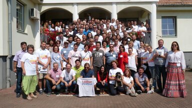 Die Teilnehmer beim Vorbereitungstraining in der Evangelischen Akademie Siebenbürgen (EAS). Andrei Covaci (Mitte) zeigt stolz sein T-Shirt mit einer Million. Er ist sowohl Koordinator der USR-Freiwilligen, wie auch Gründungsmitglied der Initiative Rumänie