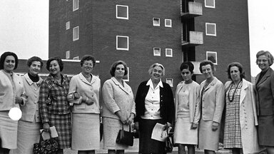 Clara von Simson (6. v. l.) mit einer Frauengruppe aus Marokko 