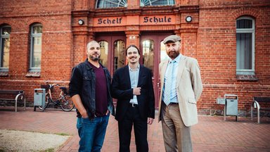 Die drei Referenten vor dem Veranstaltungsort