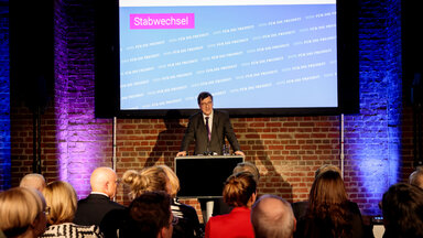 Karl-Heinz Paqué bei seiner Rede zum Stabwechsel in der Bauakademie