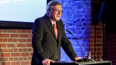 Wolfgang Gerhardt bei seiner Abschiedsrede beim Stabwechsel in der Bauakademie