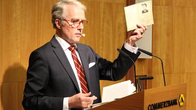 Rüdiger von Fritsch zeigt einen gefälschten BRD-Reisepass