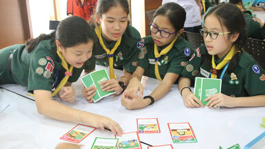 Das „Human Rights Card Game“ im Einsatz an der Satit Pattana Schule in Bangkok.