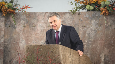 Ludwig Theodor Heuss bei seiner Laudatio in der Paulskirche. 
