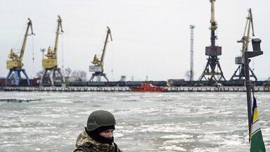Ein ukrainischer Soldat am Hafen von Mariupol, an der nordwestlichen Küste des Asowschen Meeres.