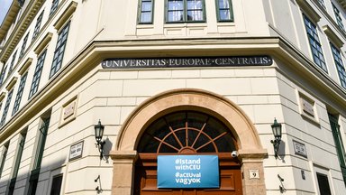 Die Central European University (CEU). Sie ist eine Privatuniversität mit Sitz in New York (USA), und einem Campus in Budapest (Ungarn)